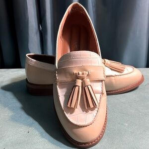 2-tone cream/white tasseled loafer